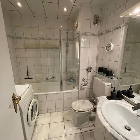 Apartmán Zentrales Fuer Bis Zu 5 Personen Mit Balkon, Parkplatz, Waschmaschine & Direkten Einkaufsmoeglichkeiten *