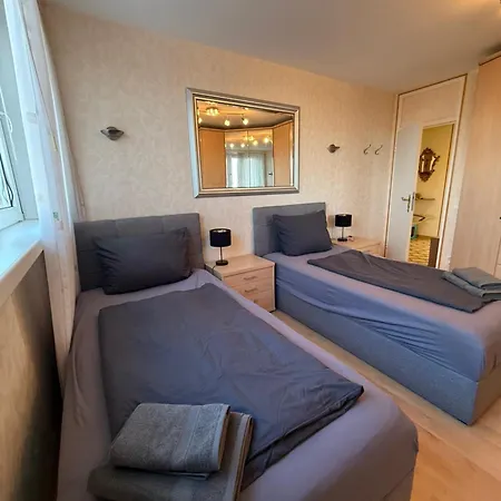 Zentrales Fuer Bis Zu 5 Personen Mit Balkon, Parkplatz, Waschmaschine & Direkten Einkaufsmoeglichkeiten Apartmán Marl (Recklinghausen)