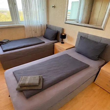 Zentrales Fuer Bis Zu 5 Personen Mit Balkon, Parkplatz, Waschmaschine & Direkten Einkaufsmoeglichkeiten *