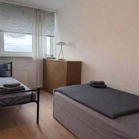 Apartmán Zentrales Fuer Bis Zu 5 Personen Mit Balkon, Parkplatz, Waschmaschine & Direkten Einkaufsmoeglichkeiten