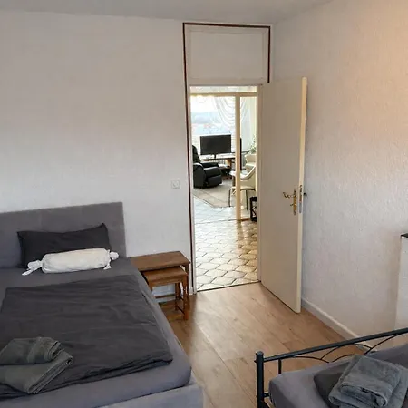Zentrales Fuer Bis Zu 5 Personen Mit Balkon, Parkplatz, Waschmaschine & Direkten Einkaufsmoeglichkeiten Apartmán
