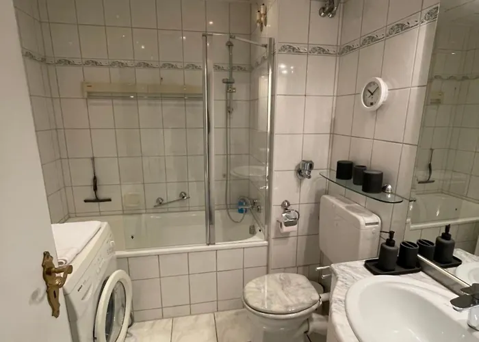 Lägenhet Zentrales Fuer Bis Zu 5 Personen Mit Balkon, Parkplatz, Waschmaschine & Direkten Einkaufsmoeglichkeiten *