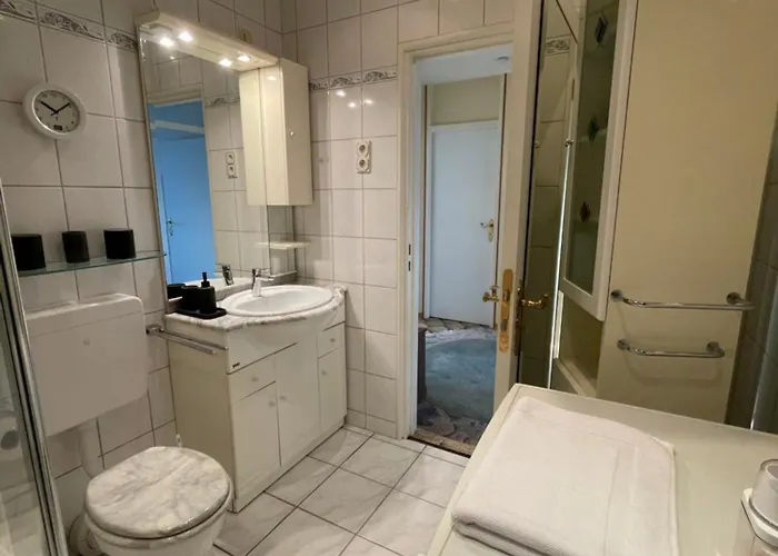 Zentrales Fuer Bis Zu 5 Personen Mit Balkon, Parkplatz, Waschmaschine & Direkten Einkaufsmoeglichkeiten Lejlighed