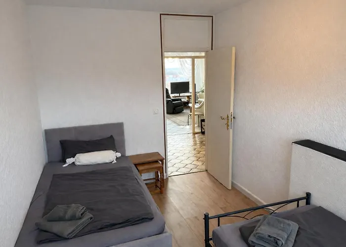 Zentrales Fuer Bis Zu 5 Personen Mit Balkon, Parkplatz, Waschmaschine & Direkten Einkaufsmoeglichkeiten Lägenhet